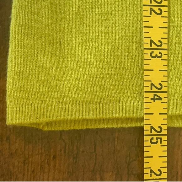 Green Short Sleeve Scoop Neck Sweater Size Small - Picture 5 of 5